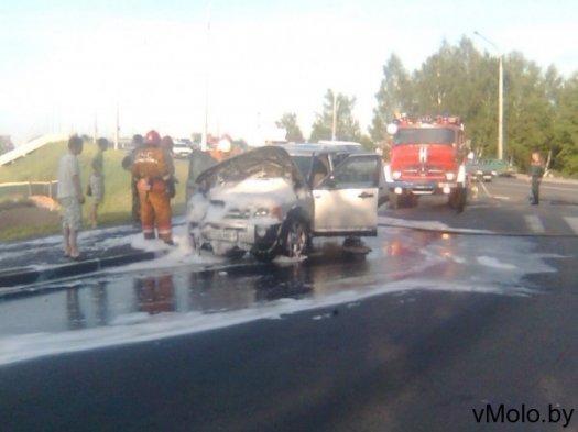 На мосту загорелся автомобиль (фото)