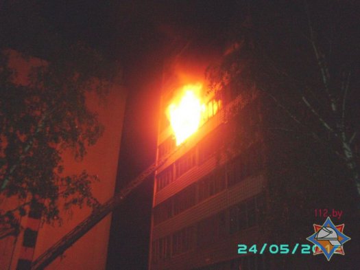 Фотофакт: из-за горящей квартиры в Речице эвакуировали 18 человек