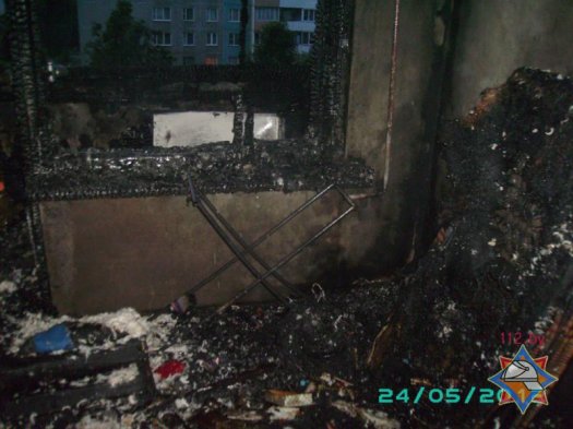 Фотофакт: из-за горящей квартиры в Речице эвакуировали 18 человек