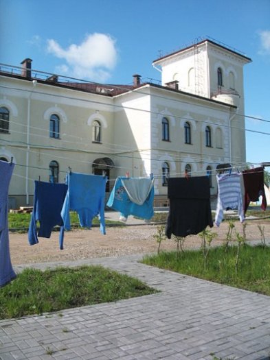В Лидском районе работники одного из хозяйств живут во дворце