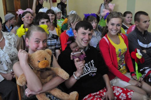Выпускники попрощались с детством