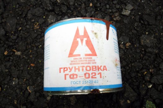 В Полоцке шиферные крыши красят грунтовкой по металлу: фотофакт