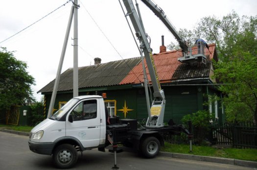 В Полоцке шиферные крыши красят грунтовкой по металлу: фотофакт