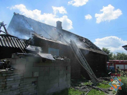 Мальчик погостил у бабушки на Сморгонщине: едва не сгорели дотла сарай, баня и "Жигули" (ФОТО)