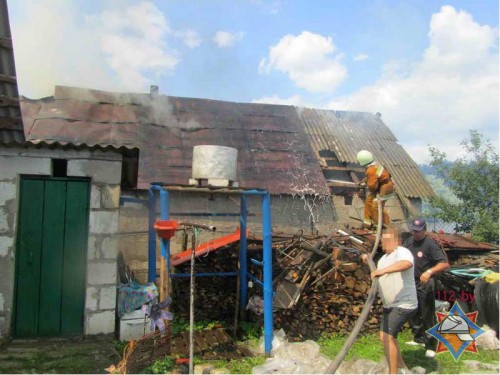 Мальчик погостил у бабушки на Сморгонщине: едва не сгорели дотла сарай, баня и "Жигули" (ФОТО)