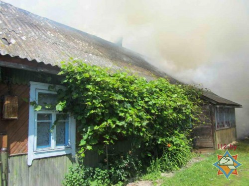 Мальчик погостил у бабушки на Сморгонщине: едва не сгорели дотла сарай, баня и "Жигули" (ФОТО)