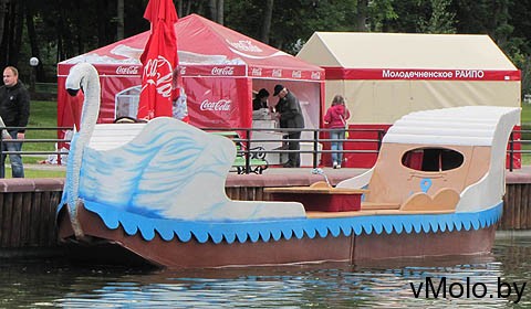 Ладью спустили на воду в парке