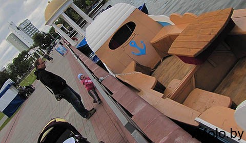 Ладью спустили на воду в парке