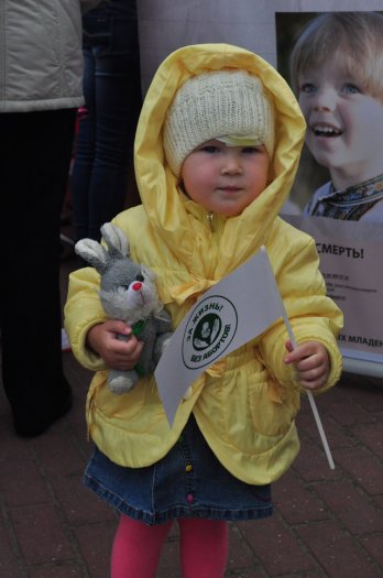 В Слониме в День защиты детей малышам дали подержать оружие