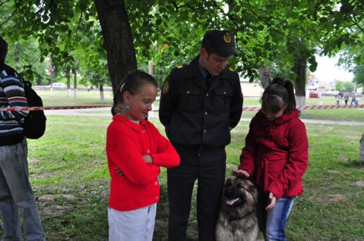 В Слониме в День защиты детей малышам дали подержать оружие