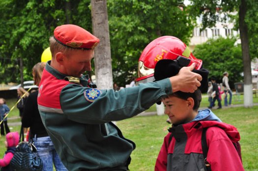 В Слониме в День защиты детей малышам дали подержать оружие