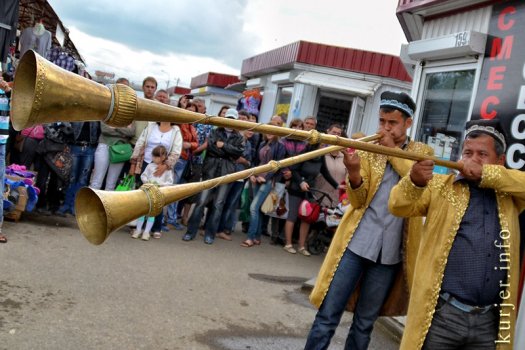 Узбекские канатоходцы прошлись по Слуцкому рынку