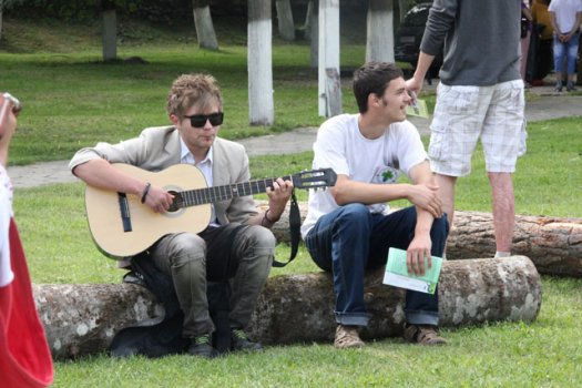 В молодёжный день в парке забивали на алкоголь и бросались мётлами