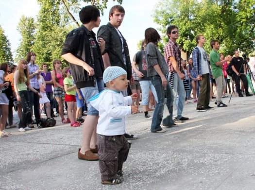 В молодёжный день в парке забивали на алкоголь и бросались мётлами