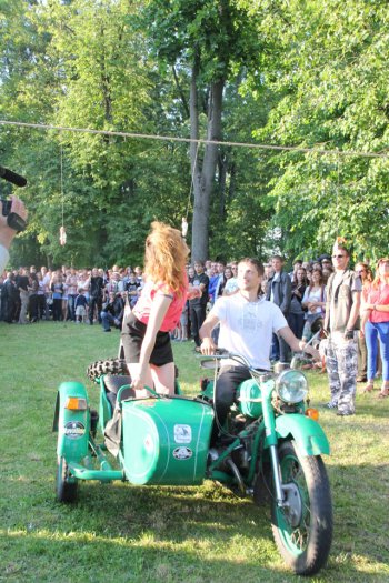 В молодёжный день в Слониме забивали на алкоголь и бросались мётлами