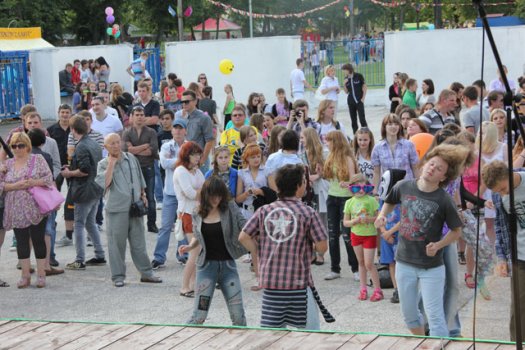 В молодёжный день в Слониме забивали на алкоголь и бросались мётлами