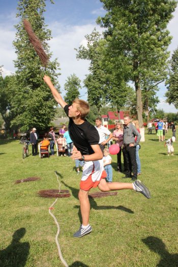 В молодёжный день в Слониме забивали на алкоголь и бросались мётлами