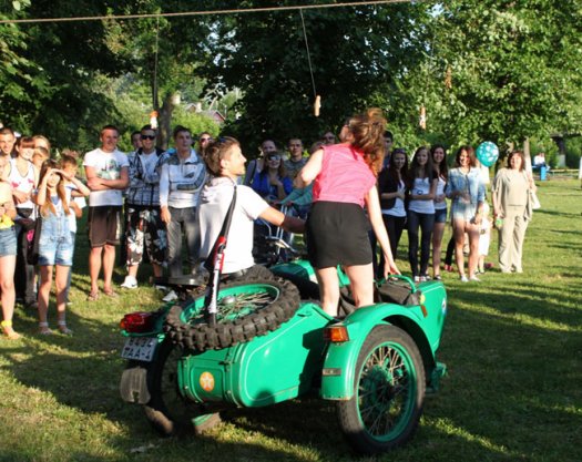 В молодёжный день в Слониме забивали на алкоголь и бросались мётлами