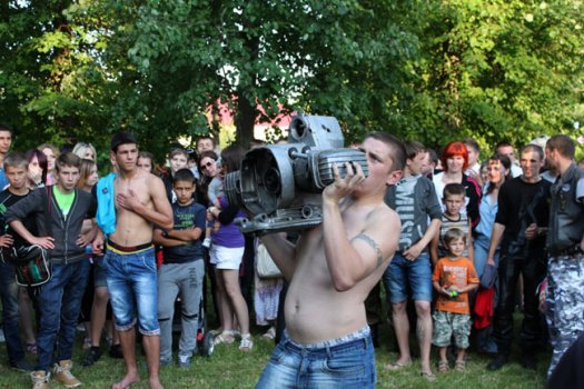 В молодёжный день в Слониме забивали на алкоголь и бросались мётлами