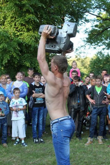 В молодёжный день в Слониме забивали на алкоголь и бросались мётлами