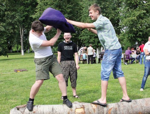 В молодёжный день в Слониме забивали на алкоголь и бросались мётлами