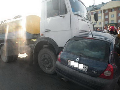Совершая разворот жительница Слонима попала под молоковоз