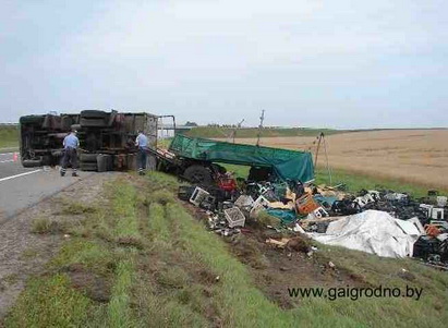 На трассе М6 около Гродно перевернулся очередной грузовик