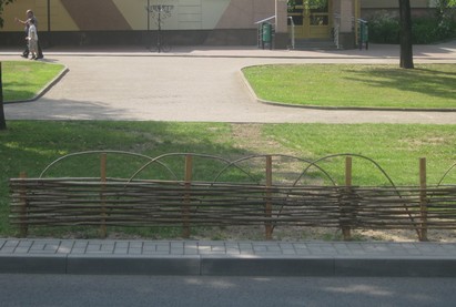 Народные тропы в Гродно начали зарастать после установки декоративных ограждений