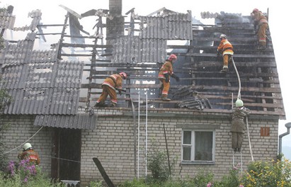 От удара молнии в Гродно загорелся жилой дом
