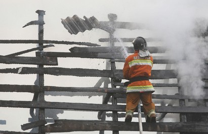 От удара молнии в Гродно загорелся жилой дом