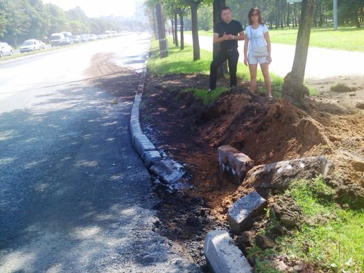 Танк едва не раздавил семью минчан после парада - видео