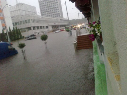 Потоп в Гомеле: Людей спасали из автобусов на лодках - фото