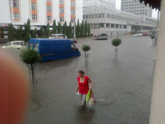Потоп в Гомеле: Людей спасали из автобусов на лодках - фото