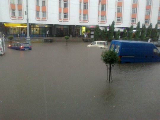 Потоп в Гомеле: Людей спасали из автобусов на лодках - фото
