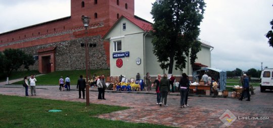 Возле Лидского замка прошла выставка-ярмарка ...