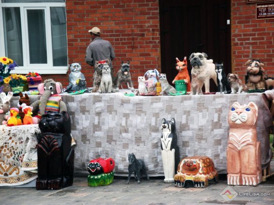 Возле Лидского замка прошла выставка-ярмарка ...