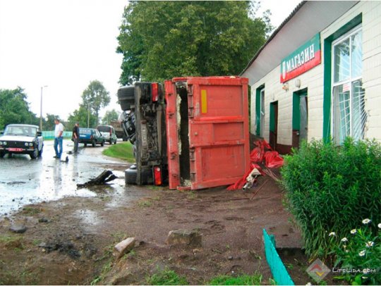 В Лидском районе грузовик перевернул на крышу ...