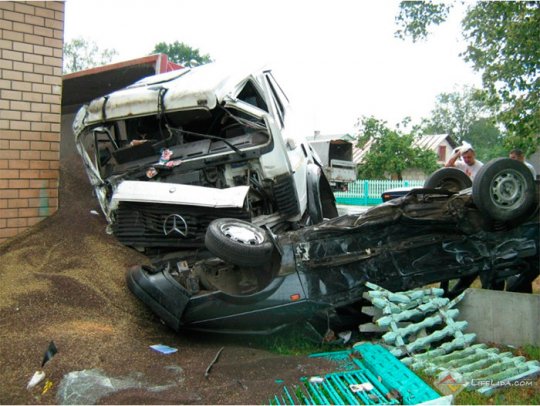 В Лидском районе грузовик перевернул на крышу ...
