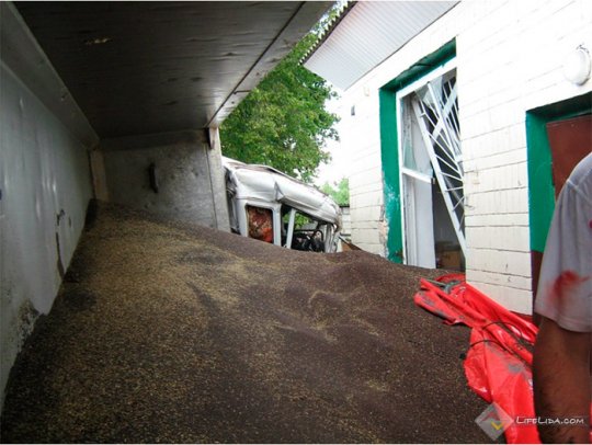 В Лидском районе грузовик перевернул на крышу ...