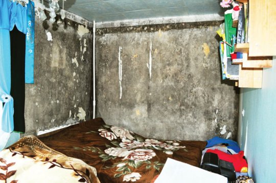 Из-за мокрой стены дети боятся спать в комнате