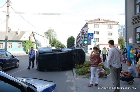Военнослужащий на УАЗе проехал на красный и врезался в Mercedes
