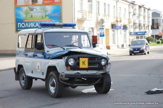 Военнослужащий на УАЗе проехал на красный и врезался в Mercedes (дополнено)