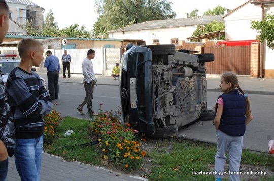 Военнослужащий на УАЗе проехал на красный и врезался в Mercedes (дополнено)