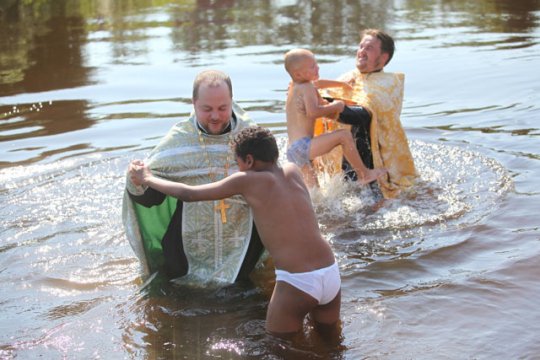 В Слониме состоялось крещение в реке Щара