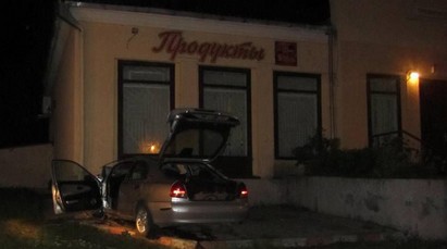 Пьяный гродненец на Mitsubishi влетел в магазин, личность пострадавшей пассажирки до сих пор не установлена