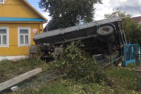 Прицеп оторвался от грузовика и влетел во двор жилого дома в Молодечненском районе (ФОТО)