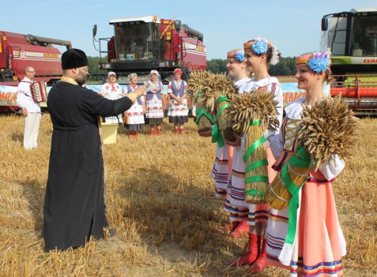 Уборка набирает темпы – в «ЖодиноАгроПлемЭлите» прошли «Зажинки»