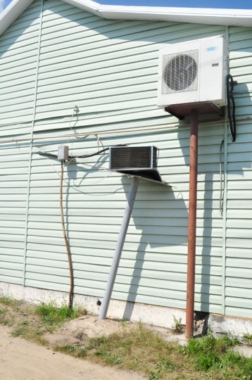 Автомобиль въехал в магазин