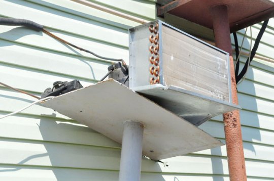 Автомобиль въехал в магазин