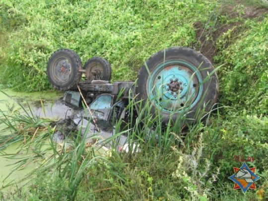 В Калинковичском районе погиб водитель упавшего с моста трактора (фото)